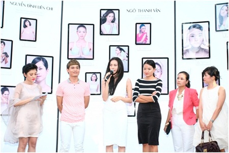 Các khách mời chụp ảnh cùng thành quả lao động nghệ thuật nhiều tâm huyết