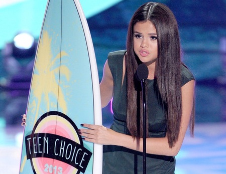 One Direction, Selena Gomez thắng lớn tại Teen Choice Awards - 2 Biểu tượng thời trang: Miley Cyrus.