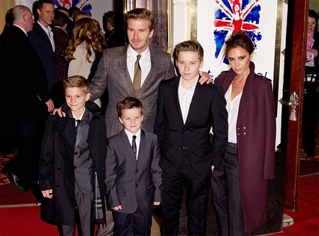 “Chúng tôi sống bình thường hơn mọi người tưởng” - 1 Victoria Beckham hạnh phúc bên chồng con