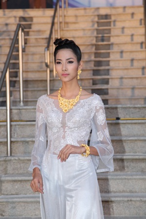 Bộ sưu tập áo dài dạ hội Xuân Hè 2014 của Võ Việt Chung được trình diễn mở màn chương trình