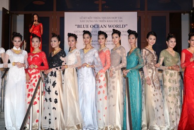 Bộ sưu tập áo dài dạ hội Xuân Hè 2014 của Võ Việt Chung được trình diễn mở màn chương trình