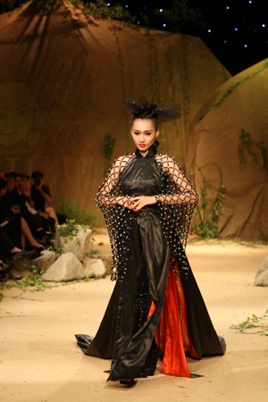Võ Việt Chung gây ấn tượng với đêm thời trang hào nhoáng Silk Heritage - 10 Bộ sưu tập Huê khôi xứ Nam kỳ từ vải mặc nưa gây ấn tượng khác lạ.