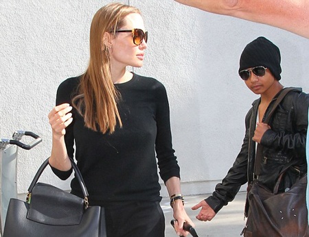 Angelina Jolie và Maddox thu hút sự chú ý tại sân bay - 2 VN