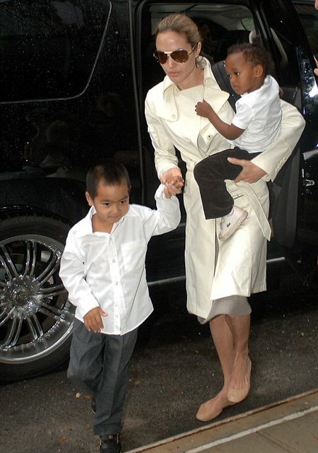 Angelina Jolie và Maddox thu hút sự chú ý tại sân bay - 8 VN