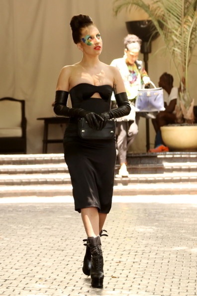 Lady Gaga mặc mát mẻ, vẽ mặt kỳ dị ra phố - 3 VN
