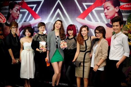 Thí sinh The Voice tới chúc mừng Hà Hồ - 3 Hà Hồ với các thí sinh The Voice 2012