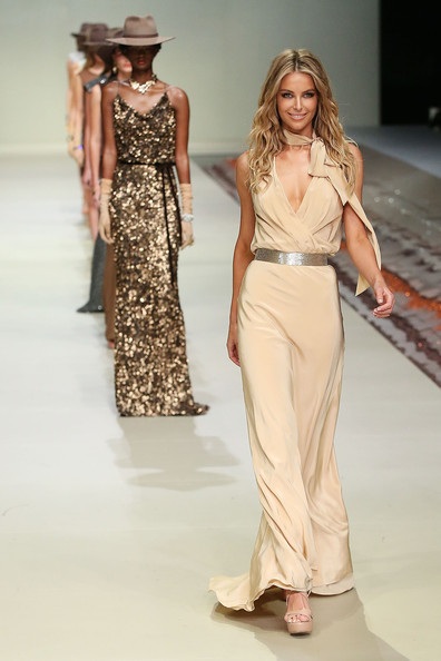 Cựu Hoa hậu Hoàn vũ trẻ trung ở tuổi 30 - 10 VN