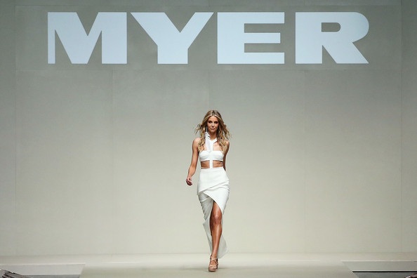 Cựu Hoa hậu Hoàn vũ trẻ trung ở tuổi 30 - 14 VN