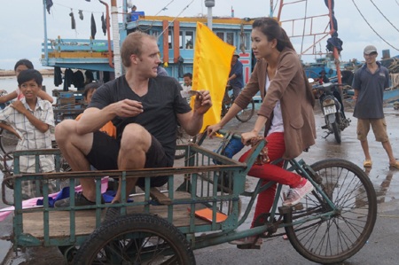 Nguyệt Ánh cưỡi xe ba gác đi hái dừa - 1 Nguyệt Ánh cưỡi xe ba gác đi hái dừa