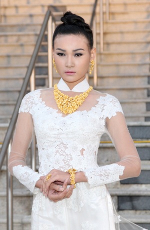 Võ Việt Chung và cách lựa chọn của nhà thiết kế - 2 Các người mẫu Vietnam Next Top Model trong trang phục áo dài Võ Việt Chung kết hợp trang sức vàng.