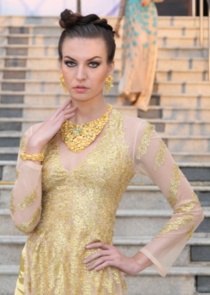 Võ Việt Chung và cách lựa chọn của nhà thiết kế - 3 Các người mẫu Vietnam Next Top Model trong trang phục áo dài Võ Việt Chung kết hợp trang sức vàng.