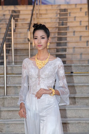 Võ Việt Chung và cách lựa chọn của nhà thiết kế - 4 Các người mẫu Vietnam Next Top Model trong trang phục áo dài Võ Việt Chung kết hợp trang sức vàng.