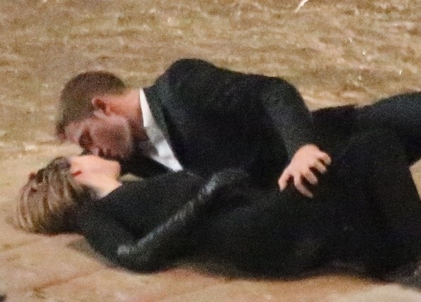 Tài tử “Chạng vạng” tình tứ hôn “gái lạ” - 1 VN