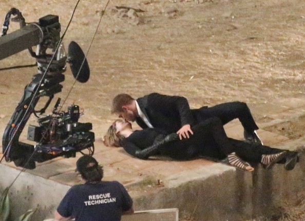 Tài tử “Chạng vạng” tình tứ hôn “gái lạ” - 2 VN