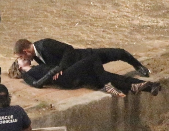 Tài tử “Chạng vạng” tình tứ hôn “gái lạ” - 3 VN