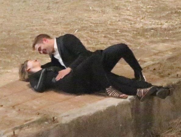 Tài tử “Chạng vạng” tình tứ hôn “gái lạ” - 4 VN