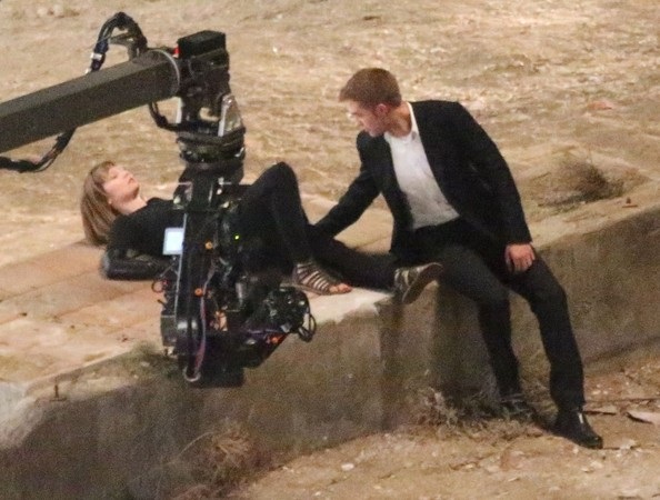 Tài tử “Chạng vạng” tình tứ hôn “gái lạ” - 5 VN