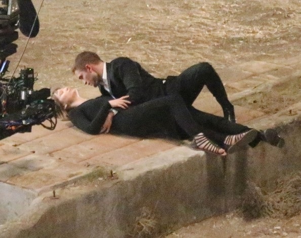 Tài tử “Chạng vạng” tình tứ hôn “gái lạ” - 7 VN