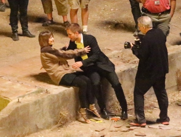 Tài tử “Chạng vạng” tình tứ hôn “gái lạ” - 8 VN