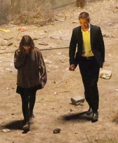 Tài tử “Chạng vạng” tình tứ hôn “gái lạ” - 9 VN