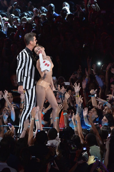 Bạn bè khuyên hôn phu của Miley Cyrus “tránh xa” cô - 2 Miley uốn éo phản cảm tại VMA