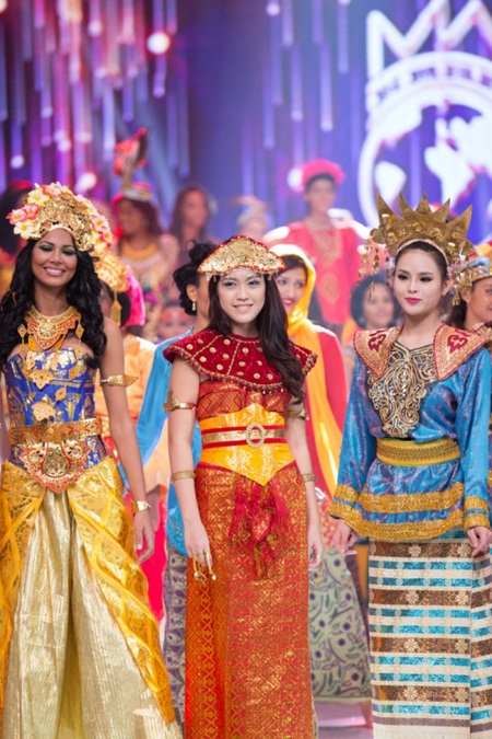 Lại Hương Thảo duyên dáng trong trang phục truyền thống của Indonesia - 1 VN