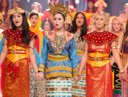 Lại Hương Thảo duyên dáng trong trang phục truyền thống của Indonesia - 2 VN