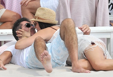 Simon Cowell hôn bạn gái trên phố - 1 VN