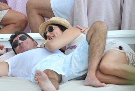 Simon Cowell hôn bạn gái trên phố - 2 VN