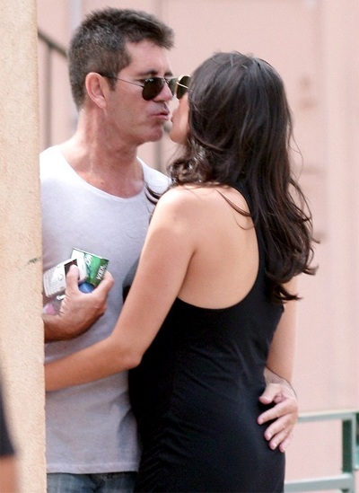 Simon Cowell hôn bạn gái trên phố - 3 VN