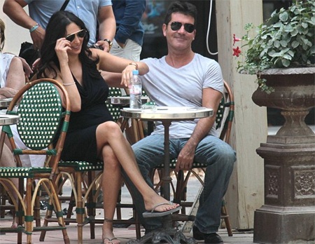 Simon Cowell hôn bạn gái trên phố - 6 VN