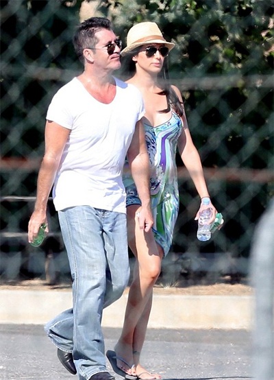 Simon Cowell hôn bạn gái trên phố - 8 VN
