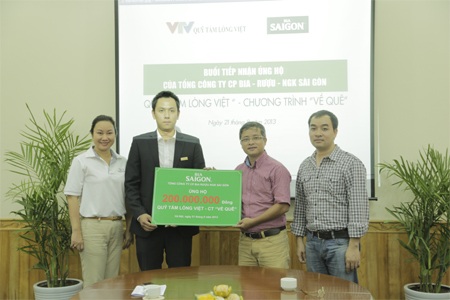 Lãnh đạo đại diện Bia Sài Gòn trao số tiền ủng hộ cho Lãnh đạo đại diện