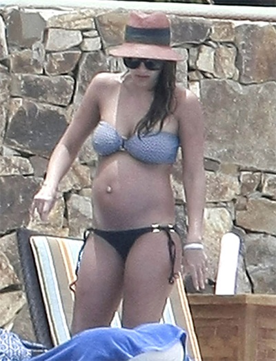 Jessica Alba khi mang thai đứa con thứ 2 chừng 6 tháng