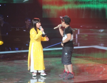 Cặp đôi nhí Hồng Khanh – Phúc Nguyên khuấy động sân khấu Giọng hát Việt nhí