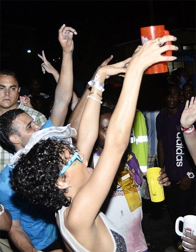 Rihanna nhảy múa “điên cuồng” trong lễ hội Carnival - 5 VN