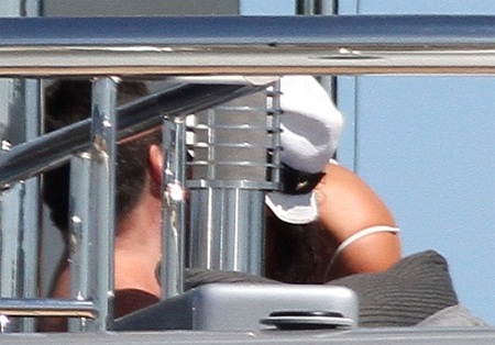 Ông bầu Simon Cowell dường như đang hôn Lauren Silverman trong kỳ nghỉ hồi tháng 8/2012