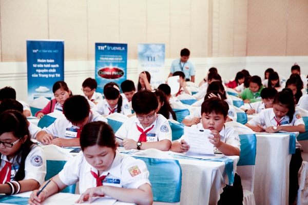 Thí sinh chăm chú làm bài thi