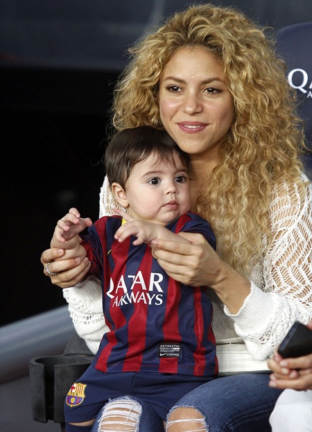 Shakira đưa con đi xem bạn trai đá bóng - 1 VN