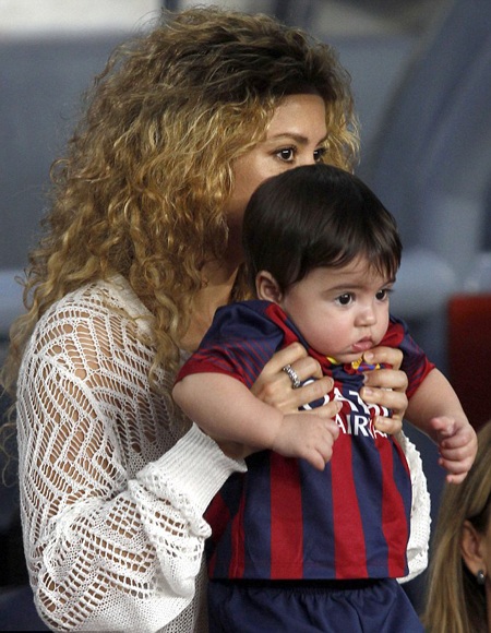 Shakira đưa con đi xem bạn trai đá bóng - 3 VN