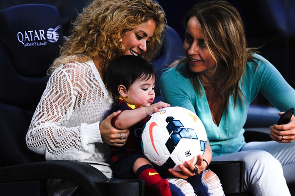 Shakira đưa con đi xem bạn trai đá bóng - 4 VN