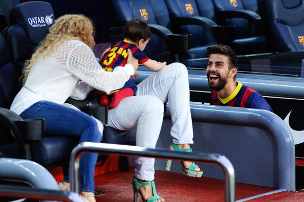 Shakira đưa con đi xem bạn trai đá bóng - 5 VN