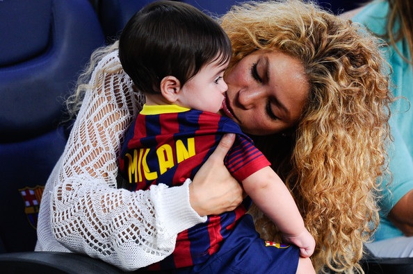 Shakira đưa con đi xem bạn trai đá bóng - 6 VN