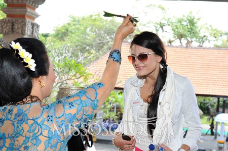 Clip người đẹp đi thăm bảo tàng: