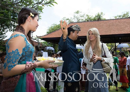 Clip người đẹp đi thăm bảo tàng: