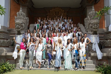 Clip người đẹp đi thăm bảo tàng: