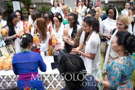 Clip người đẹp đi thăm bảo tàng: