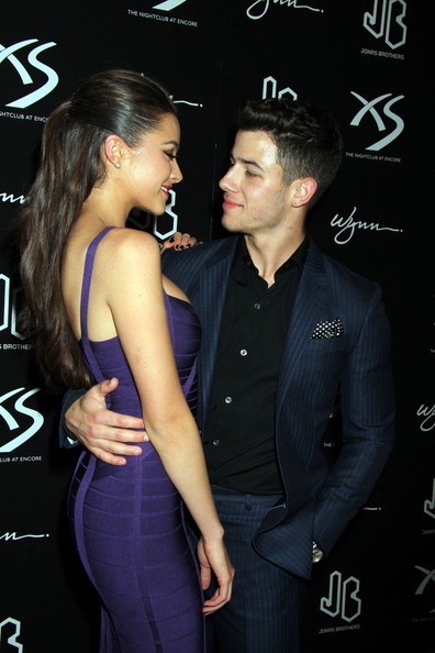 Đương kim Hoa hậu Hoàn vũ công khai hôn ca sỹ Nick Jonas - 4 VN