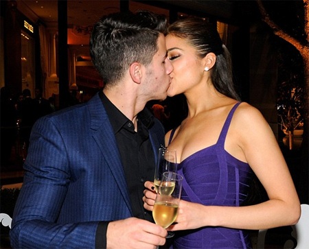 Đương kim Hoa hậu Hoàn vũ công khai hôn ca sỹ Nick Jonas - 5 VN