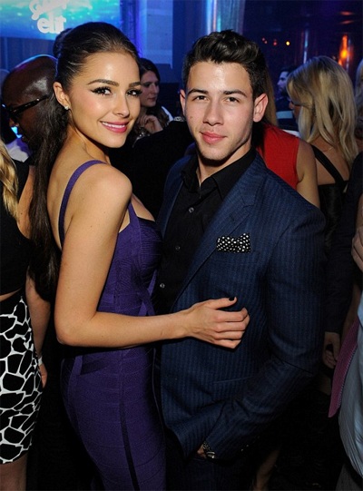 Đương kim Hoa hậu Hoàn vũ công khai hôn ca sỹ Nick Jonas - 9 VN